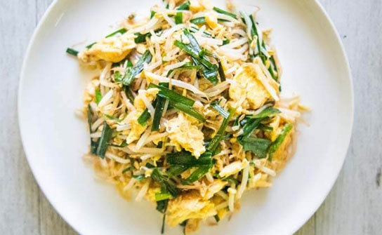 Garlic chives and egg stir-fry with bean sprouts